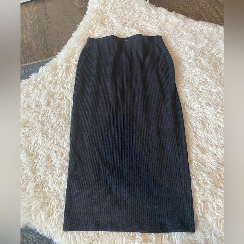 Old navy women’s ribbed midi skirt gray size xs but fits a medium. Stretchy
